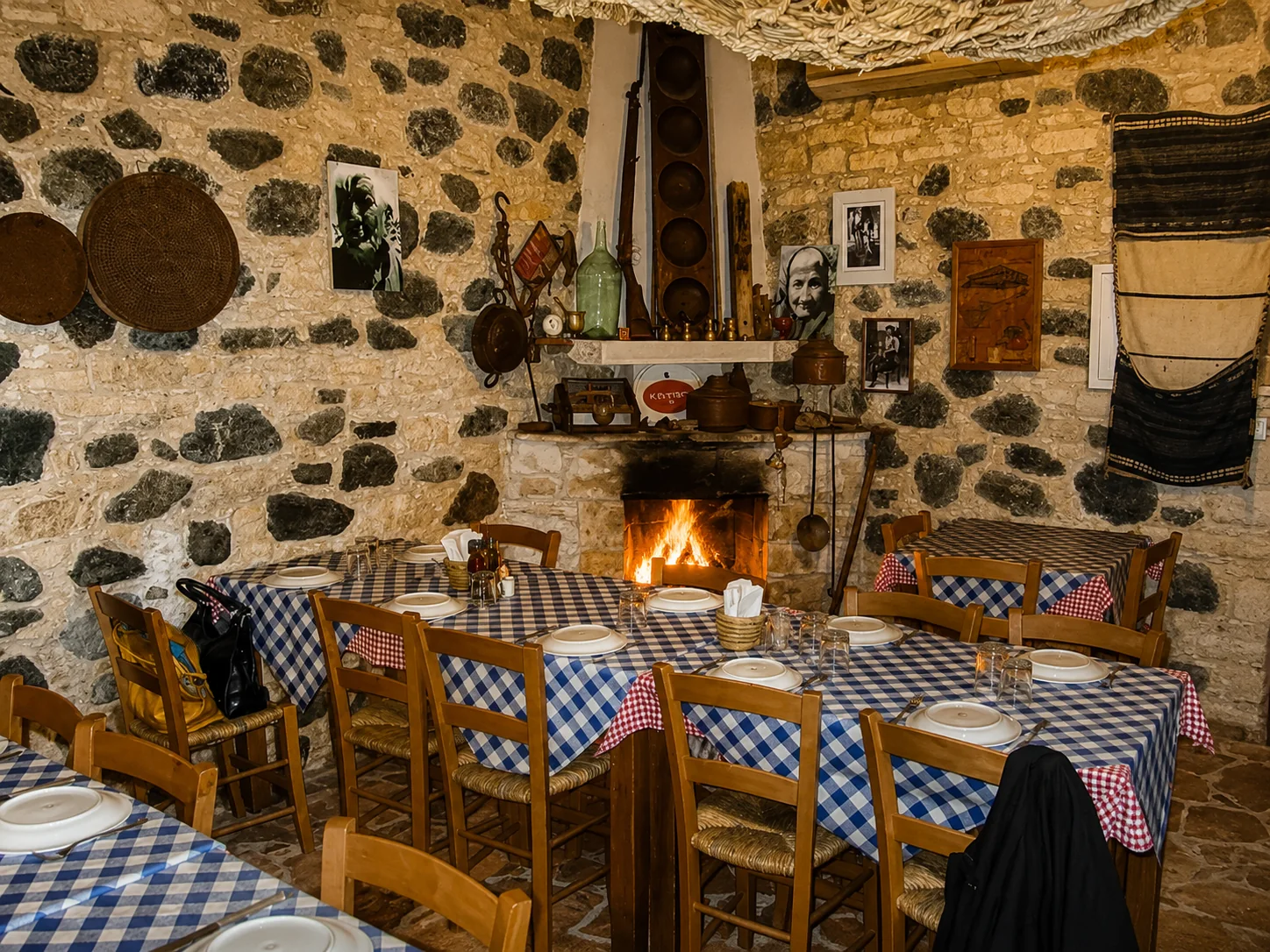 Интерьер Apsiou Tavern в кипрской деревне Апсиу