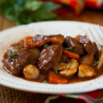 Говядина по-бургундски: как вино превратило тушёное мясо в классику французской кухни
