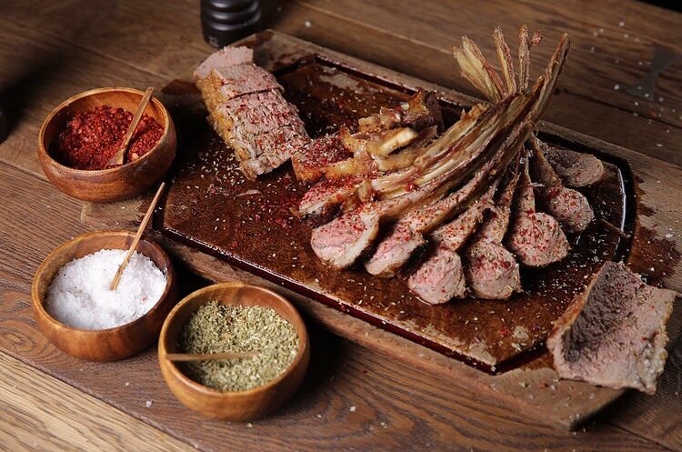 Бок ягнёнка в ресторане Meat Coin
